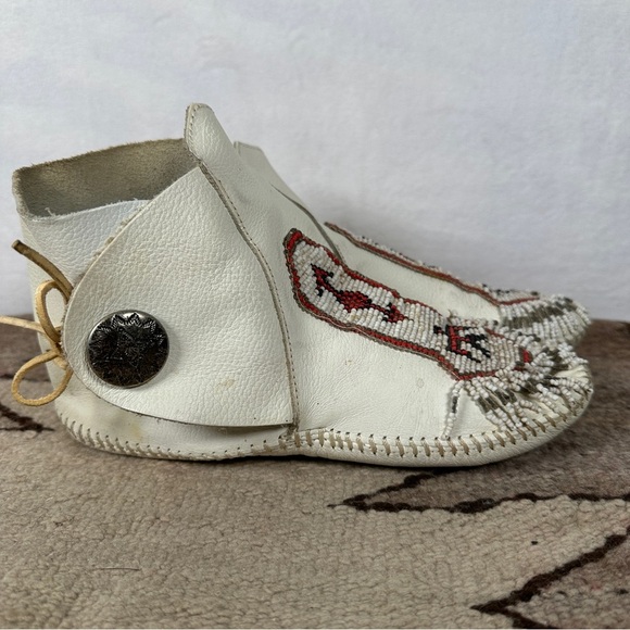 Vintage Minnetonka White Beaded Moccasin Boots thunderbird Native American - Picture 11 of 12